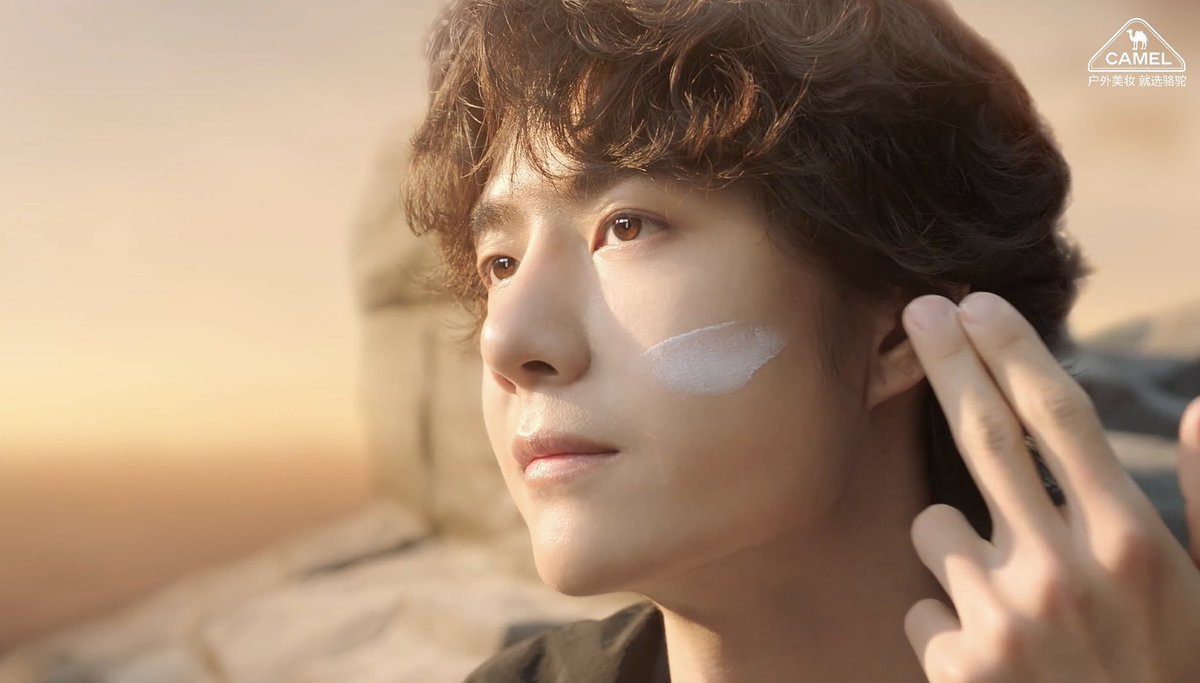 winters__rain's tweet photo. ถ้าใครถามอี้ป๋อใช้กันแดดอะไรผิวถึงยังได้ออร่าท้าแดดขนาดนี้ วันนี้ได้คำตอบละ 

YIBO CAMEL SUNSCREEN
#WANGYIBOxCAMELBeauty https://t.co/0WlX0OImmH