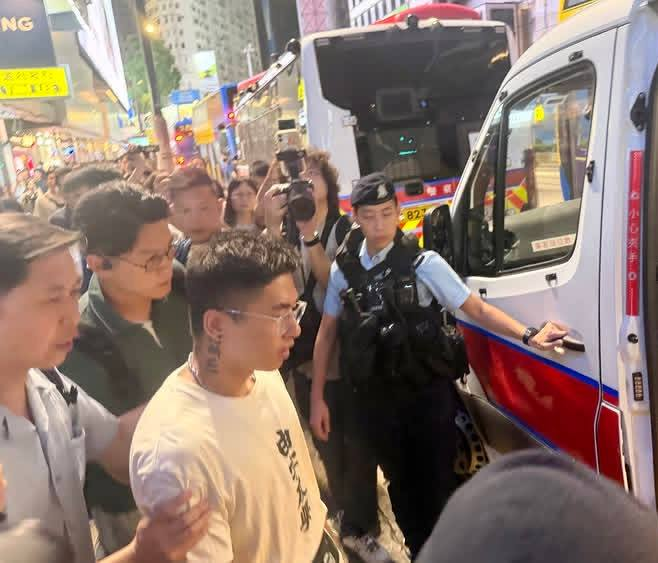 whyyoutouzhele's tweet photo. 7月1日，一名香港居民在铜锣湾因身穿印有“由字及兴”字样的T恤，被便衣人员带走，文字游戏秒变文字狱。 https://t.co/WKwDBeVO5N