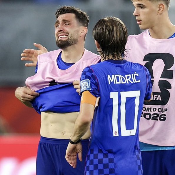 RMCF_Minuto93's tweet photo. 🔥🇭🇷モドリッチの行動が話題に

号泣するコヴァチッチを慰めるモドリッチ 

#クロアチア https://t.co/2uglgJ40pf