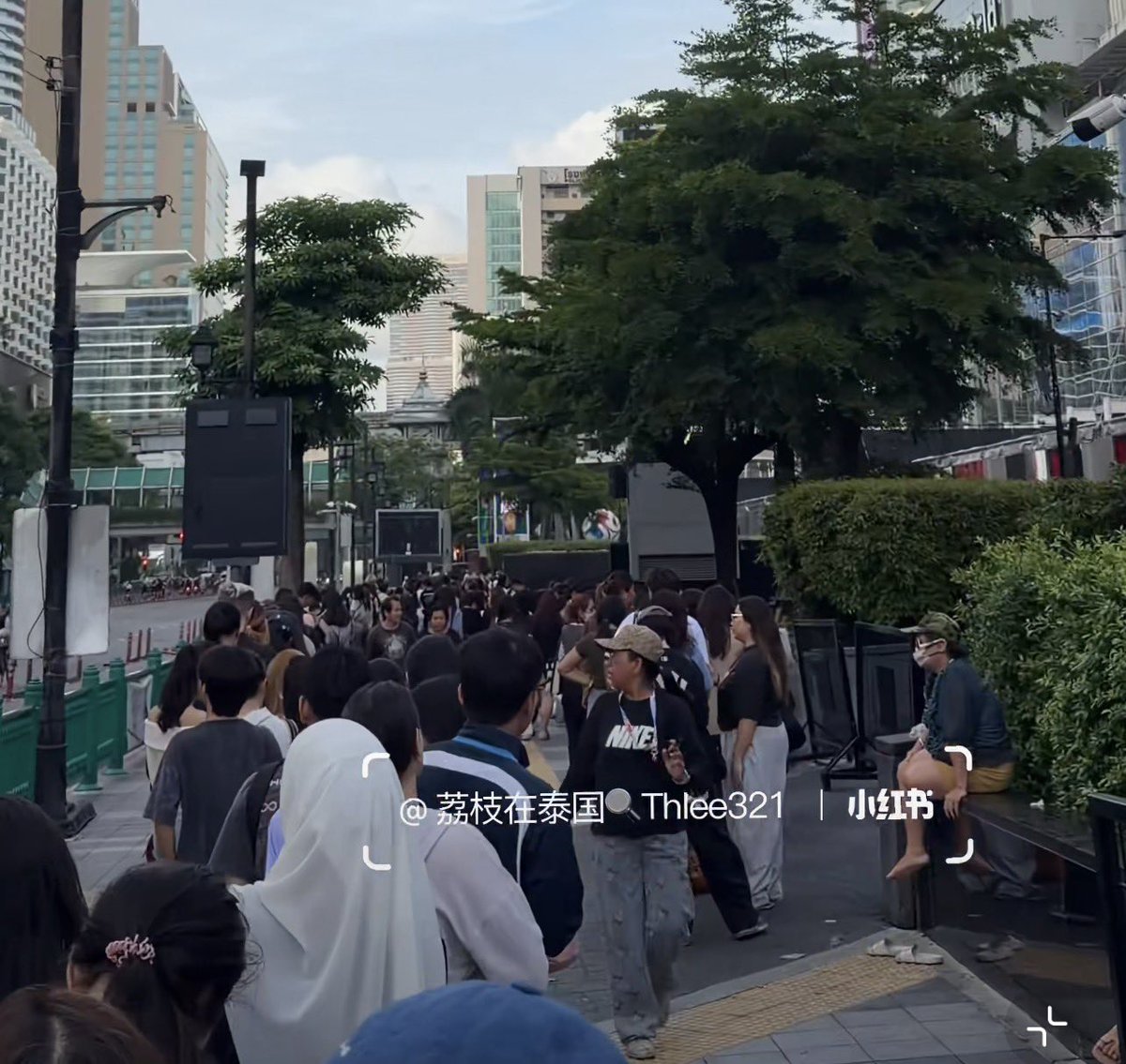 LaliceUpdates's tweet photo. “#LISA’s at the @SHISEIDO_brand event in Thailand, it’s not even time to get numbers yet, and there are already 600 people in line at 7 AM... The police are out too The line is already across the street from Big C!!
The staff said Area A is already full!#thaistar..”
ctto
#LISAxSHISEIDO
#LISAwithULTIMUNE
#ULTIMUNESTUDIOatCENTRALWORLD
#ShiseidoThailand
