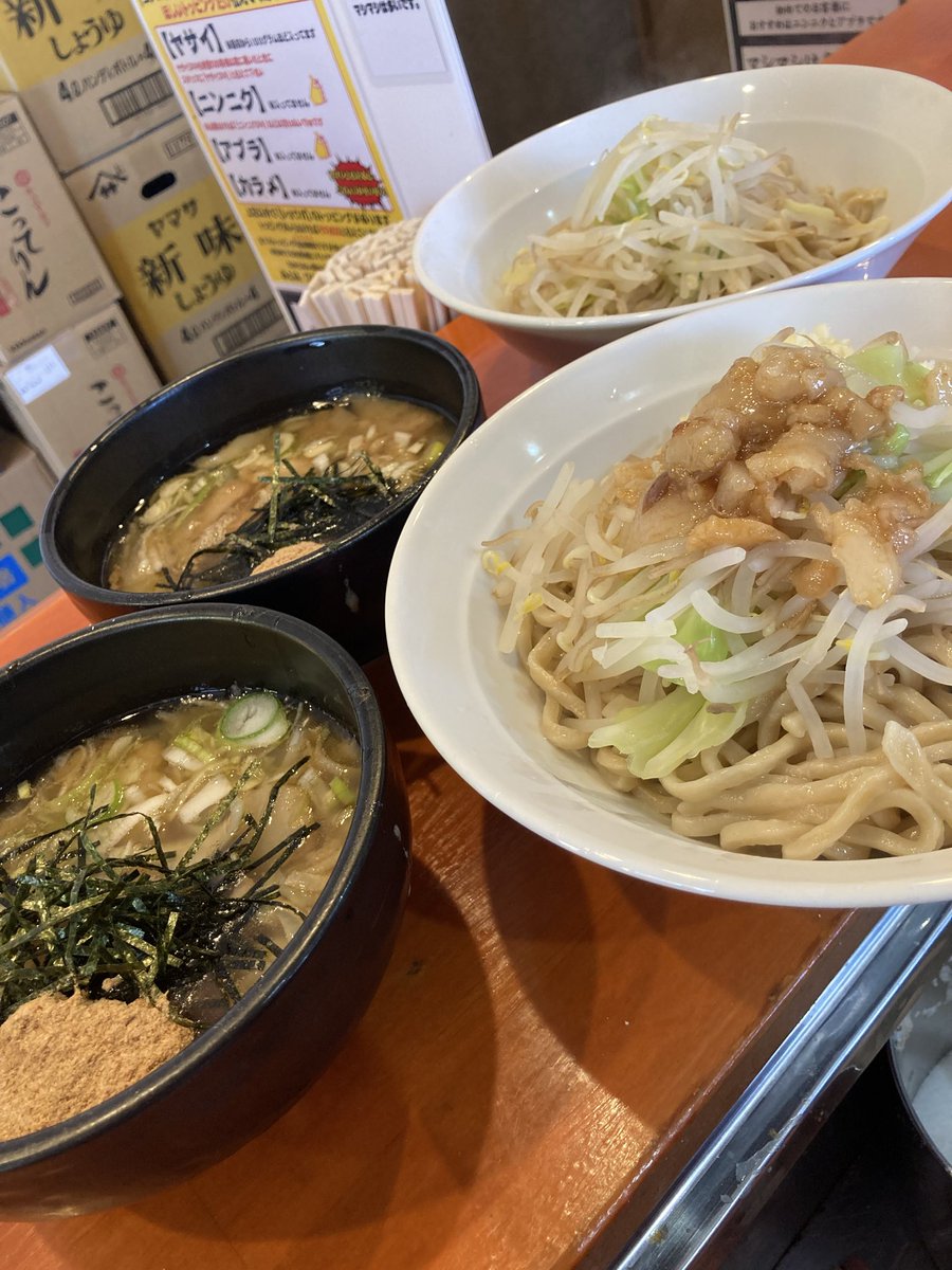 mennyaanaba's tweet photo. おはようございます。
11時半から14時半
18時から22時閉店です。
ヤサイトラブル解決しましたのでヤサイマシマシも解禁してます。
その他のヤサイもしっかり入って来てますのでねぎなどもモリモリ食べてください。
ヨロシク！ https://t.co/NI5tPXL8Qr