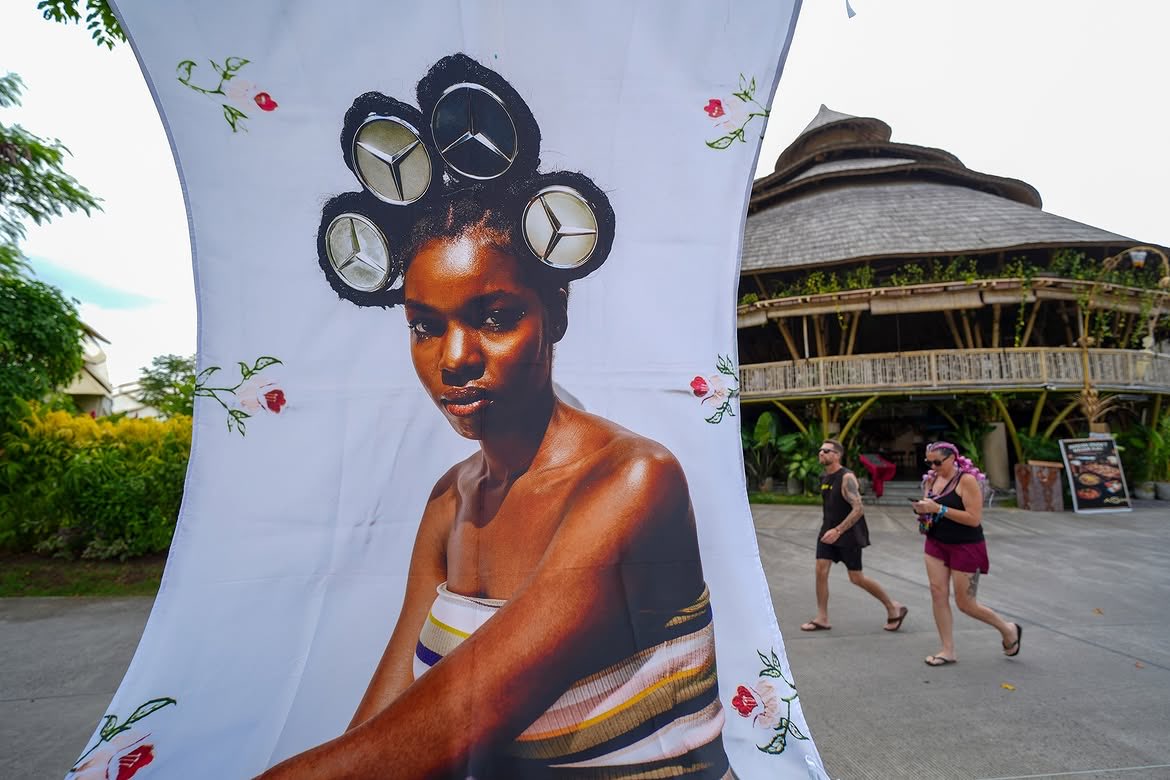 fotobalifest's tweet photo. Coils by Kibe Nduni explores African identity through the symbolism of hair, light, and movement. Inspired by the cultural significance of African hair, the series celebrates heritage while reflecting on a contemporary Africa where tradition and change exist side by side. https://t.co/p9soIgv7cy