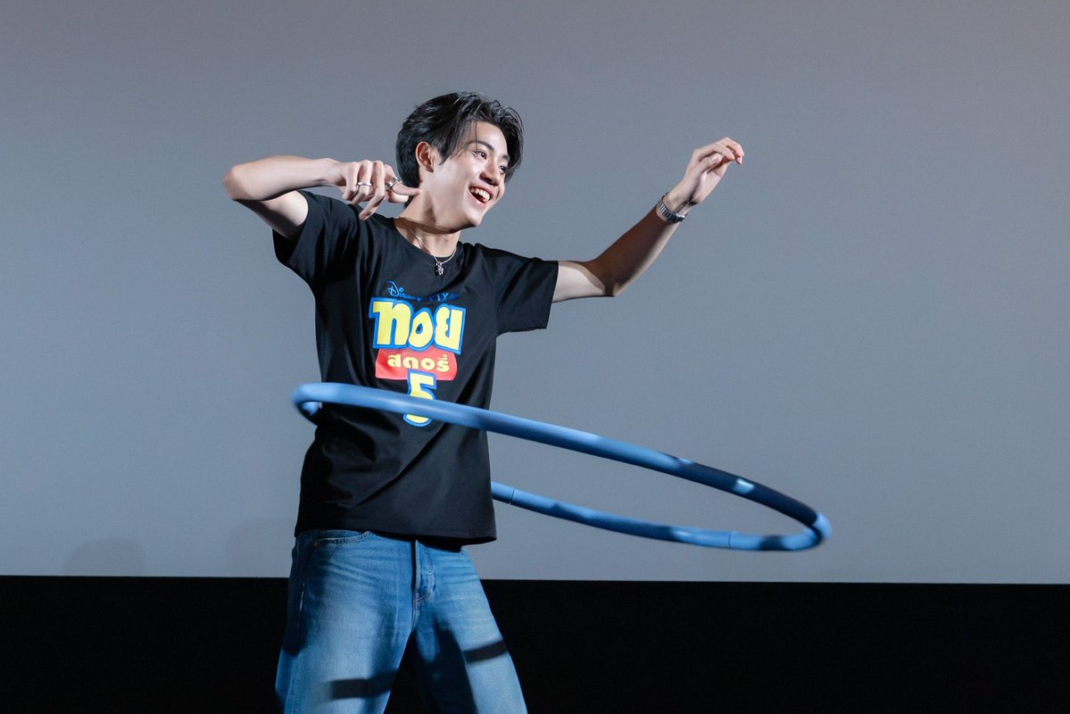 WeLoveSF's tweet photo. 🤩สนุก ป่วน ดีต่อใจ ALMOND, PROGRESS, SURF, JAVA, REXXA ในรอบพิเศษ #SFFriendsScreening TOY STORY 5 
ที่ SFW เซ็นทรัลเวิลด์ โรงภาพยนตร์ WORLD MAX CINEMA

📸ผู้โชคดีสามารถดาวน์โหลดภาพ GROUP PHOTO ได้ตั้งแต่วันนี้ - 9 ก.ค. 69
คลิกดาวน์โหลดภาพที่ 👉 https://t.co/krFPwB8ZWf

นโยบายข้อมูลส่วนบุคคลเพื่อการประชาสัมพันธ์
ของบริษัท ฯ 👉 https://t.co/0r6bllYIvm

เงื่อนไขเป็นไปตามที่บริษัทฯ กำหนด

#SFxAlmondProgress
#SFxSurfJavaRexxa
#Almondbabybigboy #ProgressPassawish 
#swensurf #javabh #REXXA
#SFxToyStory5
#ดูToyStory5ที่SF
#SFcinema 🍿❤