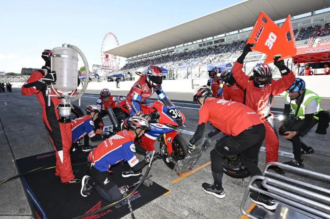 HondaBike_hmj's tweet photo. 鈴鹿8耐Honda応援キャンペーン🏁

いよいよ #鈴鹿8耐 開催！
開催を記念して、『Honda HRC サイン入りグッズ』を1名様へプレゼントいたします！
フォロー&amp;リポストで応募完了です！
たくさんの応募お待ちしております💕

▼応募規約についてはこちら
https://t.co/MASqAdDKqx https://t.co/BNnmmmIMwC
