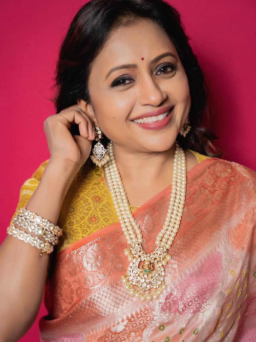 Weekendvibes_'s tweet photo. Suma Kanakala 💛🩷
#Suma #SumaKanakala https://t.co/gTMqOG37qc