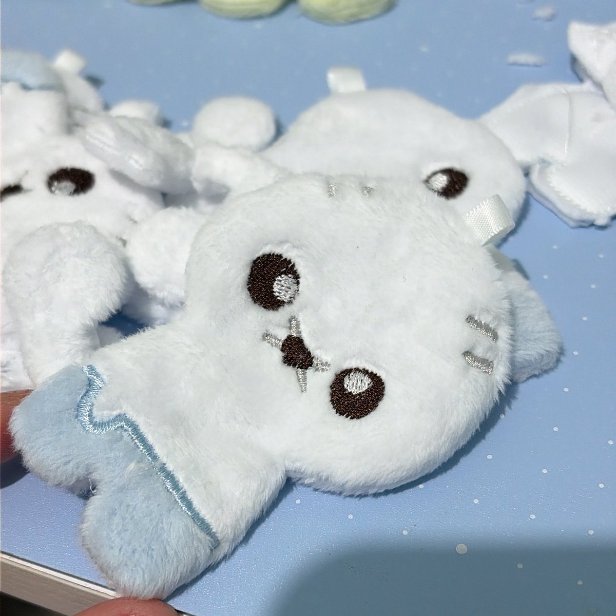 feltiscreations's tweet photo. I fell out of the habit of posting here cause of being overwhelmed with con prep at the beginning of the year sjslddhdk

But I am trimming up all of the physical patreon rewards for June! I should have these done by the end of next week since it’s a lot on my hands ;3;/ https://t.co/4vz958MsyQ