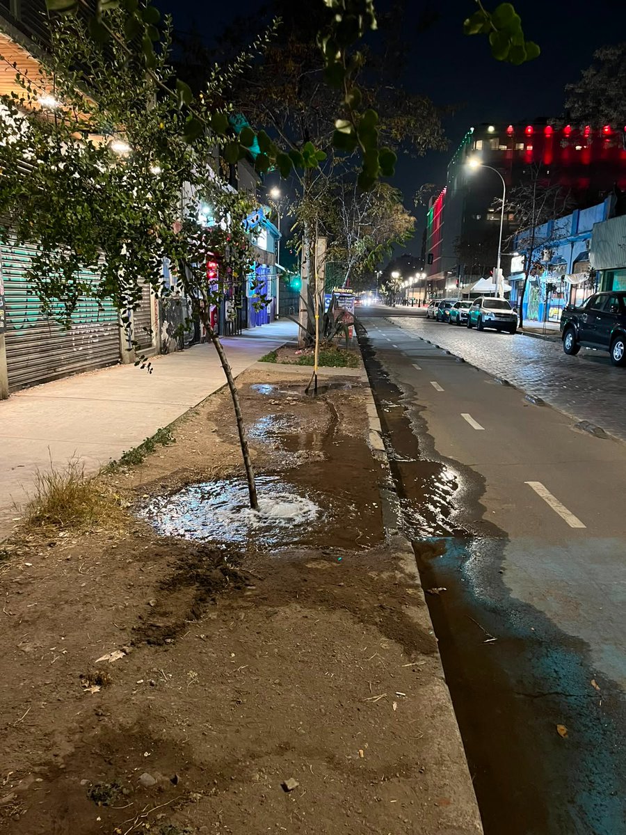 clacocacc's tweet photo. @aguas_andinas hola buenas noches, hay una rotura de cañeria en la calle almirante Latorre esquina domeyko https://t.co/zbyCnQS1jF