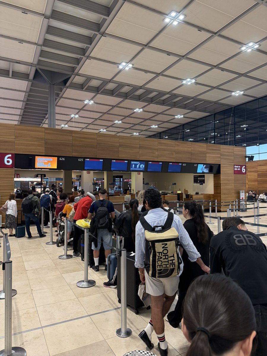 berlindeyim's tweet photo. Kidding me?
1 counter in Berlin
@easyJet shame on you please if you have a face? https://t.co/iOLAZ2rlvd