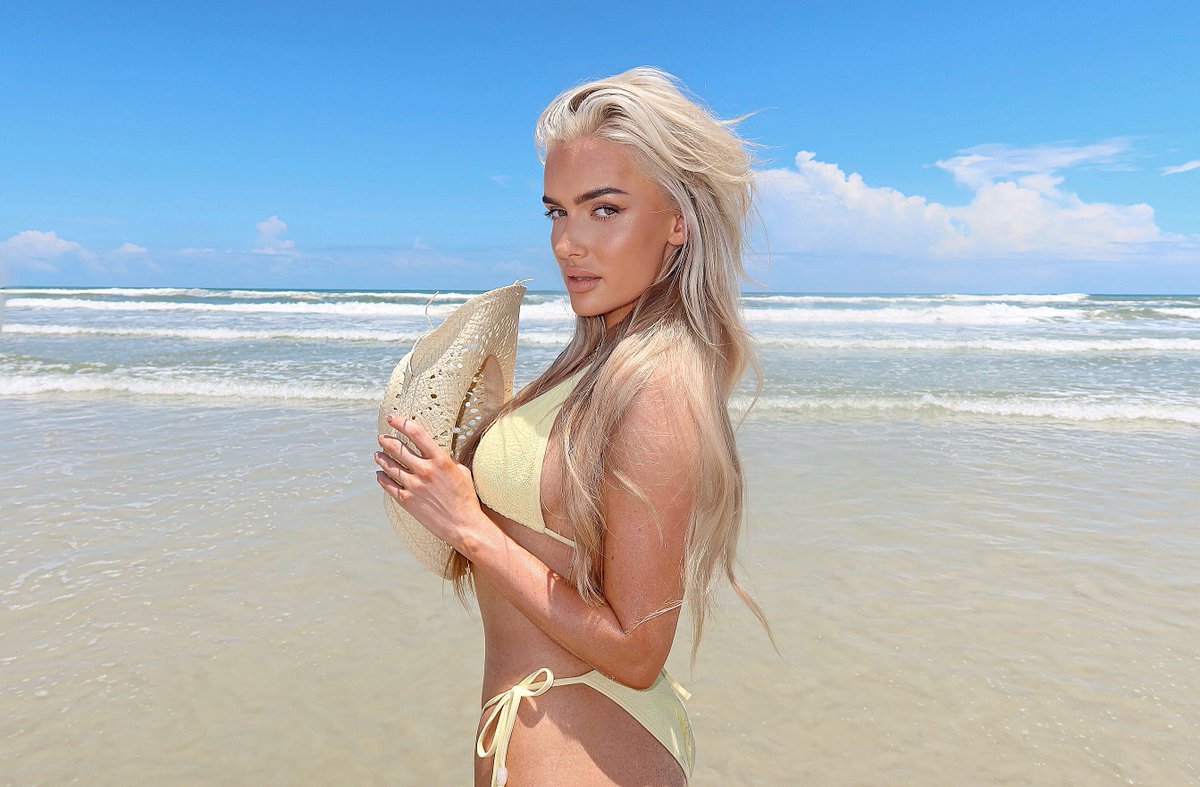 WalksLikeMonroe's tweet photo. Blake Monroe is reporting live at the beach with some breaking news. A Hot Summer is in full swing, like f(x) once said, and with the way I’m bringing the sizzling heat throughout the whole summer. I might be the reason for this heatwave currently. https://t.co/IGZKy3tOQw