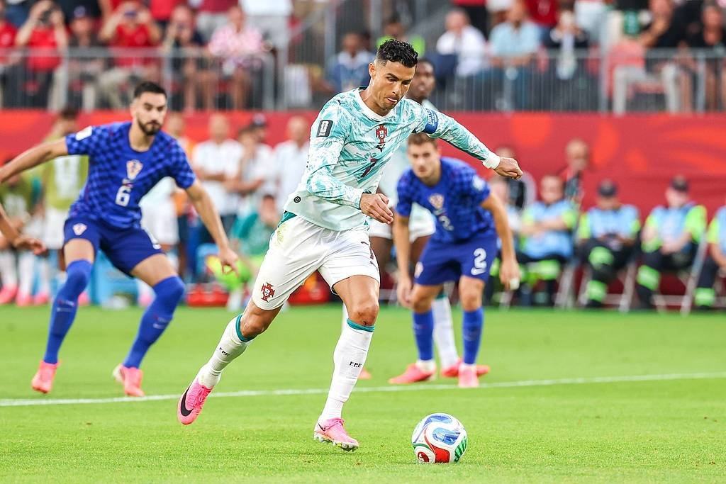 CGTNOfficial's tweet photo. Cristiano Ronaldo has added another milestone to his legendary career! #TheFaces
The Portugal captain scored his first-ever #FIFAWorldCup knockout-stage goal, calmly converting a penalty against Luka Modric's Croatia in Friday's Round of 32 clash.
Ronaldo also found the back of the net early in the second half after finishing a flowing team move, but the goal was ruled out for offside. Portugal came from behind to defeat Croatia 2β1 and advance to the Round of 16.
Even at 41, #CristianoRonaldo continues to make FIFA World Cup history.β½οΈ