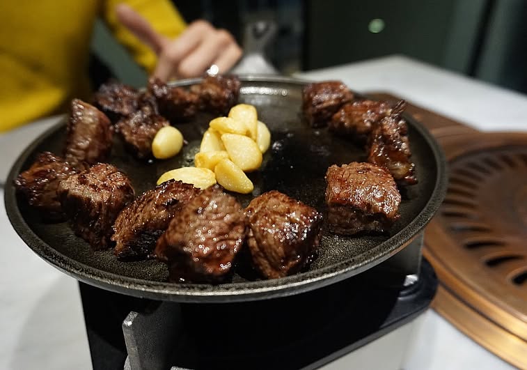WeezBeats's tweet photo. 👋🏻🤤 There’s no fatigue that a meal of sizzling teppanyaki-style BBQ can’t cure. Devour the meat and leave the diet plan for tomorrow.
#cheatmeal #foodstagram #bbqnight #instadaily #photooftheday #potd #goodvibes #yummy https://t.co/WPtl35ORXP