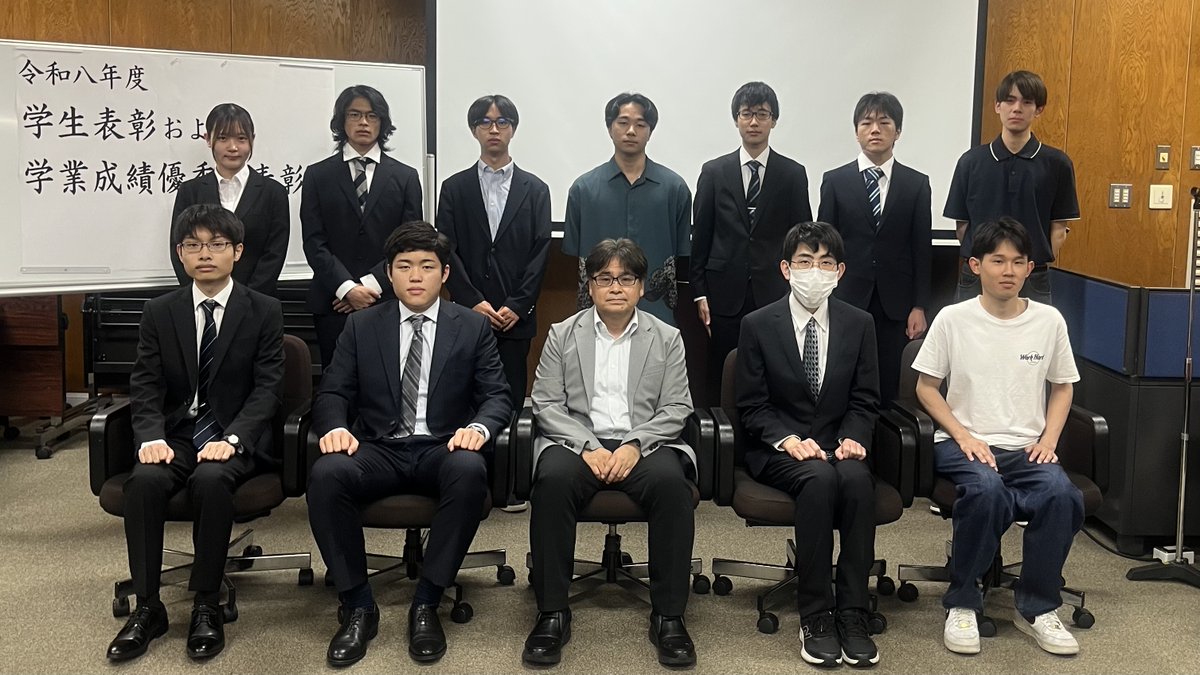 kyutech's tweet photo. ＼九工大生ニュース／

学生表彰・学業成績優秀賞 表彰式
5月28日の開学記念日にあわせて行いました🎉

課外活動や研究、国際活動、社会貢献など…
優れた成果を収めた学生や学生団体、学業成績優秀者を表彰✨

日々の努力を積み重ね、その成果を形にした受賞者の皆さん…
本当におめでとうございます！

九工大はこれからも
学生一人ひとりの挑戦を応援します🔥

▽受賞者など詳しくはこちら
https://t.co/U2Ru31f8Kk
