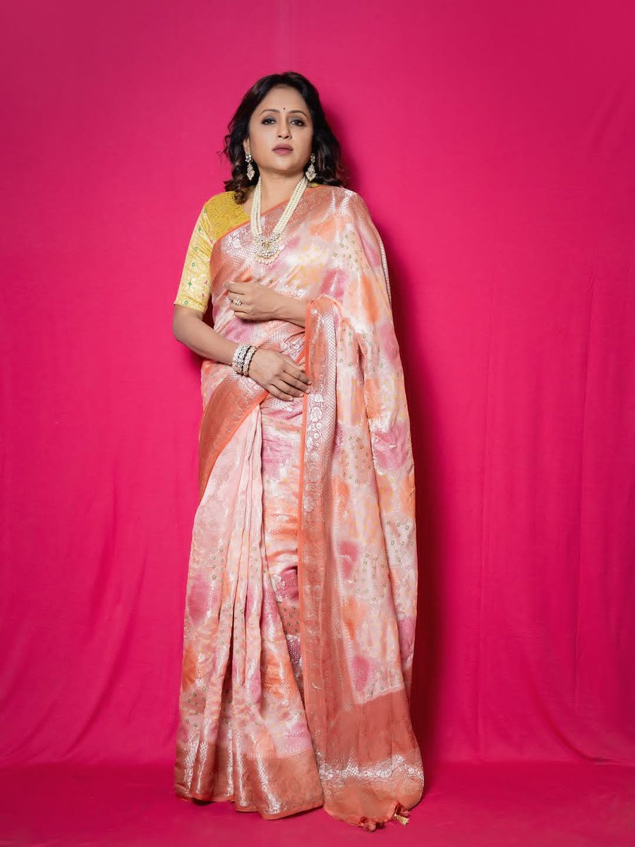 Weekendvibes_'s tweet photo. Suma Kanakala 💛🩷
#Suma #SumaKanakala https://t.co/gTMqOG37qc