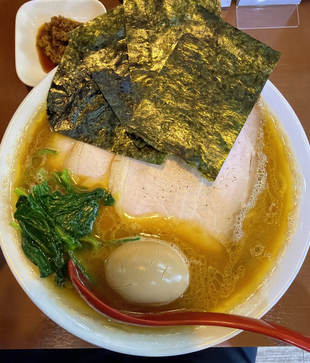 MrParanoia10's tweet photo. DOG HOUSE
家鶏ラーメン
TP 大盛り、特入り
あと小ライス

富山の家系ラーメンははじめ家、むてっぽう
あとそのもう１つにドッグハウスが食い込む三本柱はなかなか崩れなさそう！
ごちそうさまでした🙏 https://t.co/hvv08J2qp6