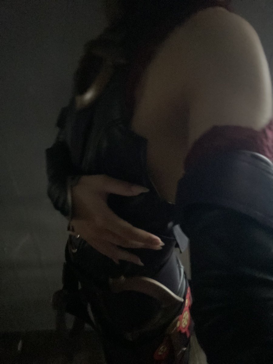 MoKeTuna's tweet photo. Is my chest really that bad🦈🥀?? https://t.co/XFglt7gVbl