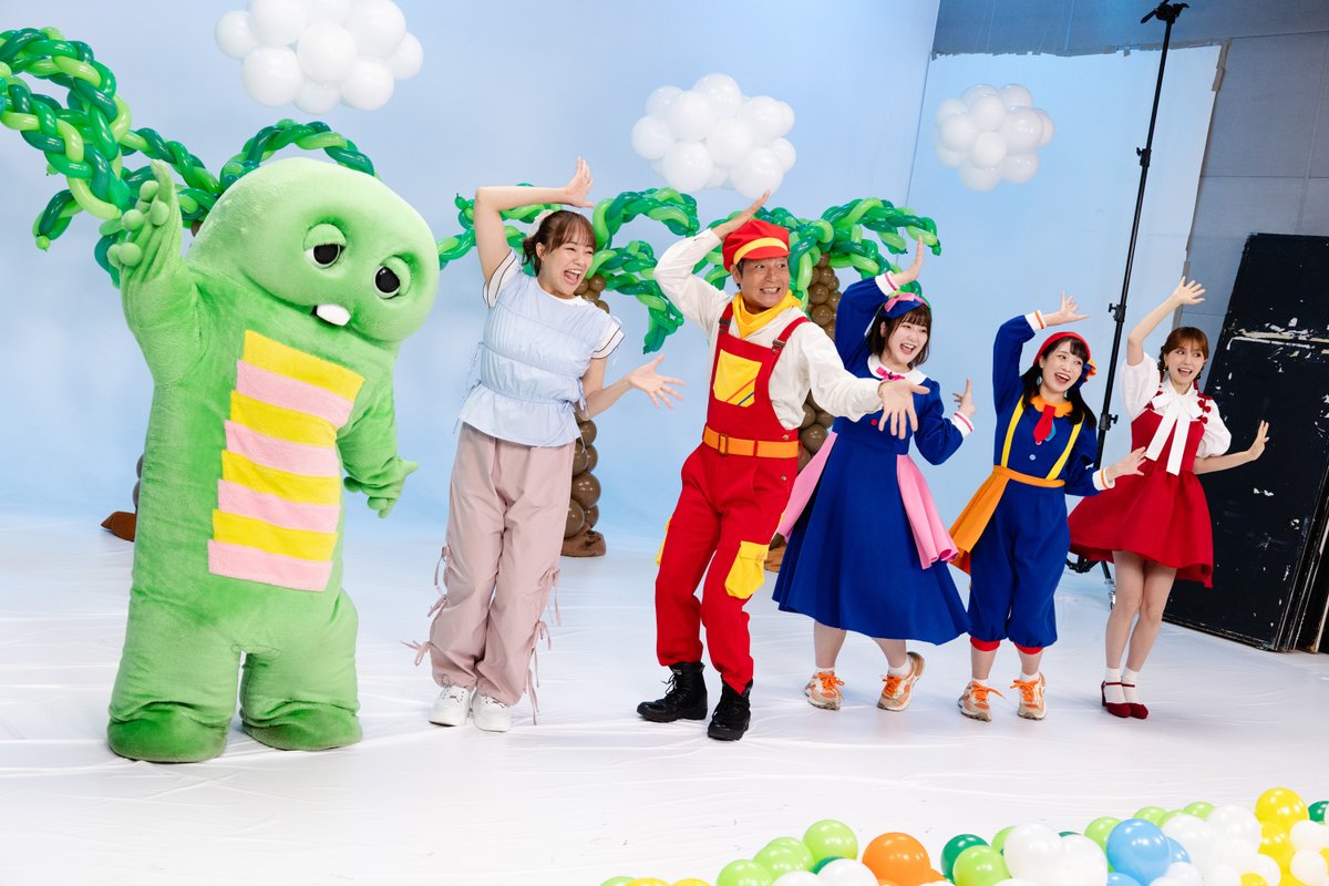 Chuggington_jp's tweet photo. ＼おしらせ📺／
この夏、YouTubeのスペシャルコラボが決定✨

「ガチャピンちゃんねる」
「あづきお姉さんのげんきひろば」
「ボンボンアカデミー」
「LALA SONG」
そして「チャギントンちゃんねる」の５チャンネルでコラボ動画を撮影したよ🎥🎵

動画は、各チャンネルで公開予定‼️
おたのしみに😊⭐ https://t.co/GrBfWETmwB
