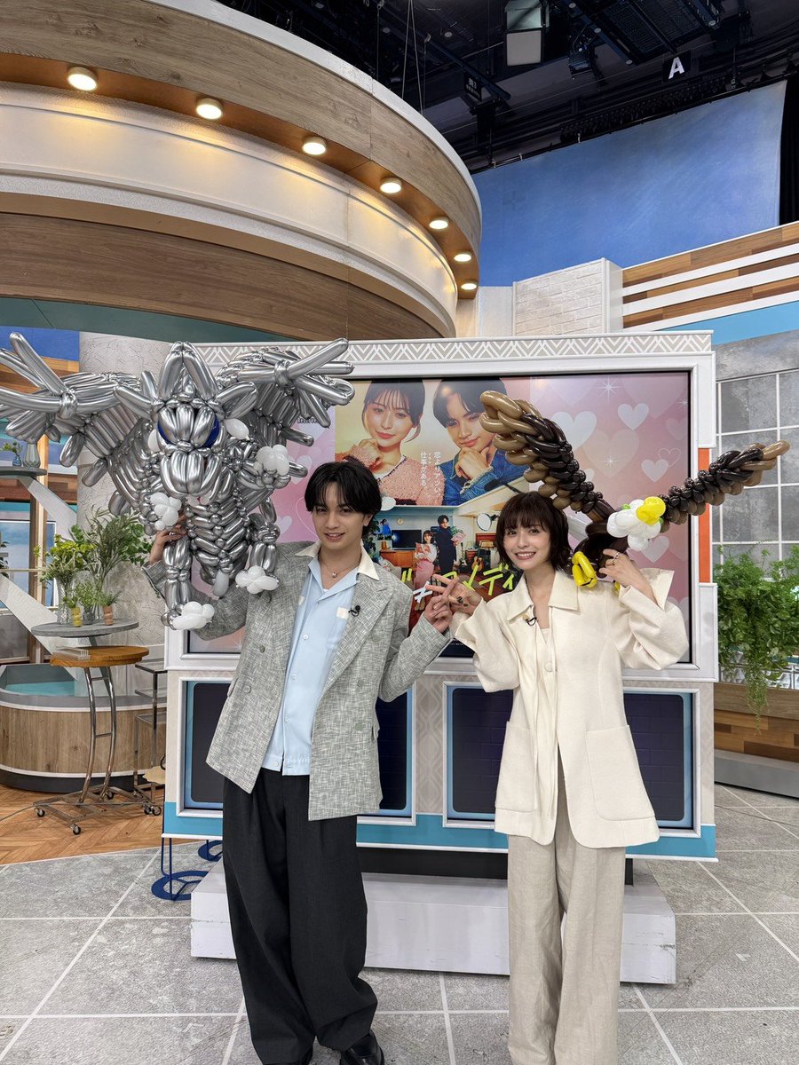 lovenotcomedy's tweet photo. 🦙＜電波ジャックありがとう～ .ᐟ.ᐟ
⠀
💛#ラヴィット！
💛#ひるおび
⠀
#中島健人 くん＆#長濱ねる ちゃん
おつかれさまヾ(*´∀｀*)ﾉ
⠀
そして！今日16:30頃～
インスタライブするよ📡ⵢ₊˚
みんな遊びにきてね❣
⠀
映画『ラブ≠コメディ』本日公開🎬
#映画ラブノットコメディ
#ラブノッティ https://t.co/OywPiZeHvT
