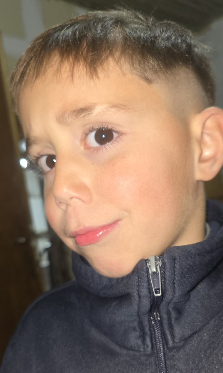 florbrieba's tweet photo. El padre de mis hijos es el uno literalmente pero dale hermano, no pued creer que no supervises como le cortan el pelo al pibe 😂 
Quiero llorar porque en dias festejamos el cumpleaños de Román y va a estar con el pelo así https://t.co/uigKpmCZgj