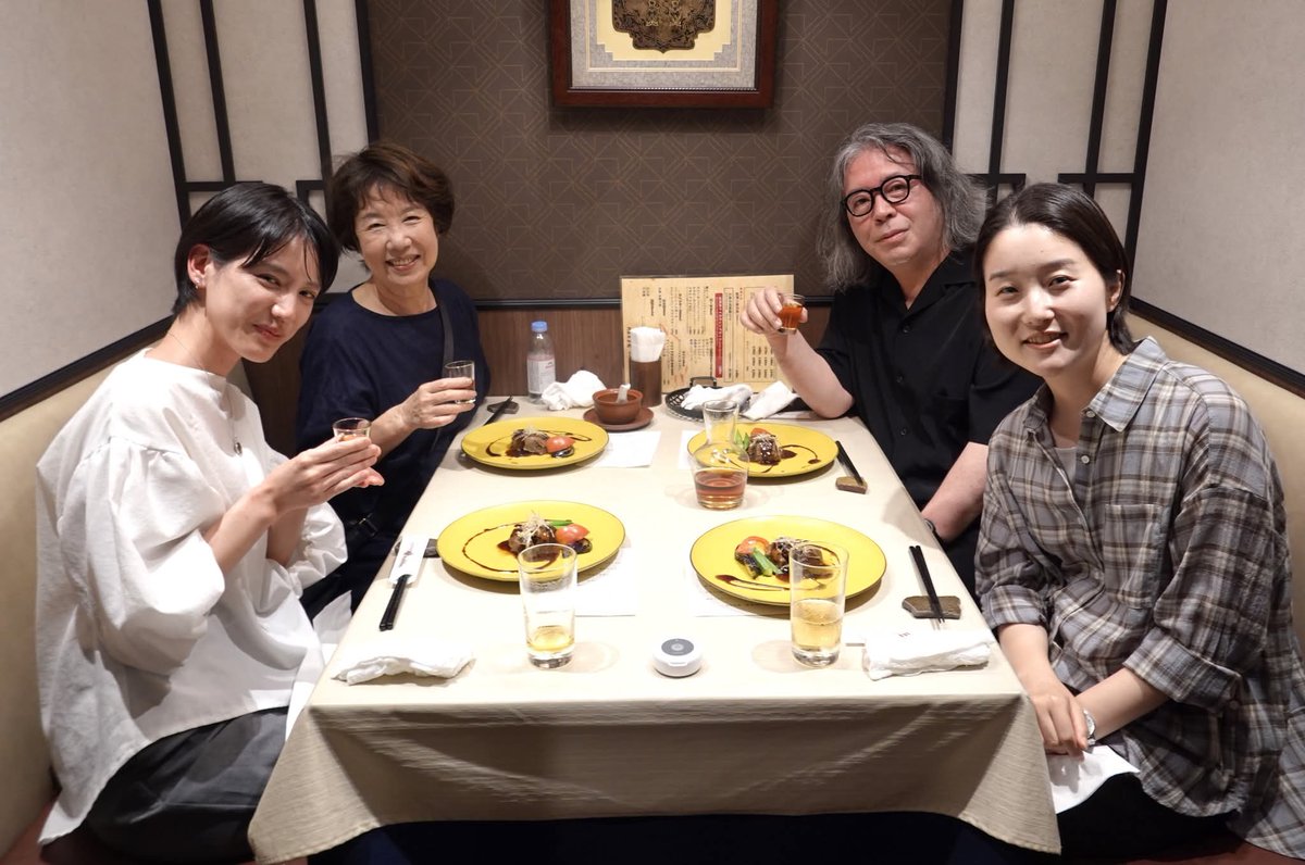 higuchism's tweet photo. 【放映開始】松竹ブロードキャスティングのCS「衛星劇場」で特集〈順子ときめく  艶と技の名花  宮下順子傑作選〉の放映が始まりました。私が前後篇で聞き手をつとめさせていただいた特別番組『女優は語る  宮下順子』も放映されます。時間詳細はこちら↓から。
https://t.co/13TK99PkEi

ご出演された傑作群も続々放映されますが、目下この「衛星劇場」特集と連動した劇場イベントも絶賛企画中です。

昨夜は宮下さんがわが書店、神保町「猫の本棚」をご訪問下さいましたので、チーム「猫の本棚」の遠上恵未監督(『赤線玉の井ぬけられます』がソウルムービー)と女優の今泉マヤさんとともにお迎え致しました....その後は神保町名店ハシゴで順子節絶好調、メンバー大爆笑しつつ金言の嵐に身が引き締まる夜更けでありました！本当に宮下さん学び多し！
https://t.co/GGPELAplXf