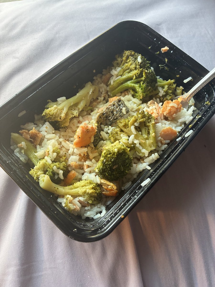 st4rvemoa's tweet photo. day 2 — weigh in 185.0lbs
 ☆ 1190/1200 cals
⋆ coffee w/ oat milk creamer 50
⋆ yogurt w/ granola 200
⋆ teriyaki salmon, broccoli, + rice 770
⋆ dark chocolate w/ almond 170 https://t.co/LVXXfFjFnV