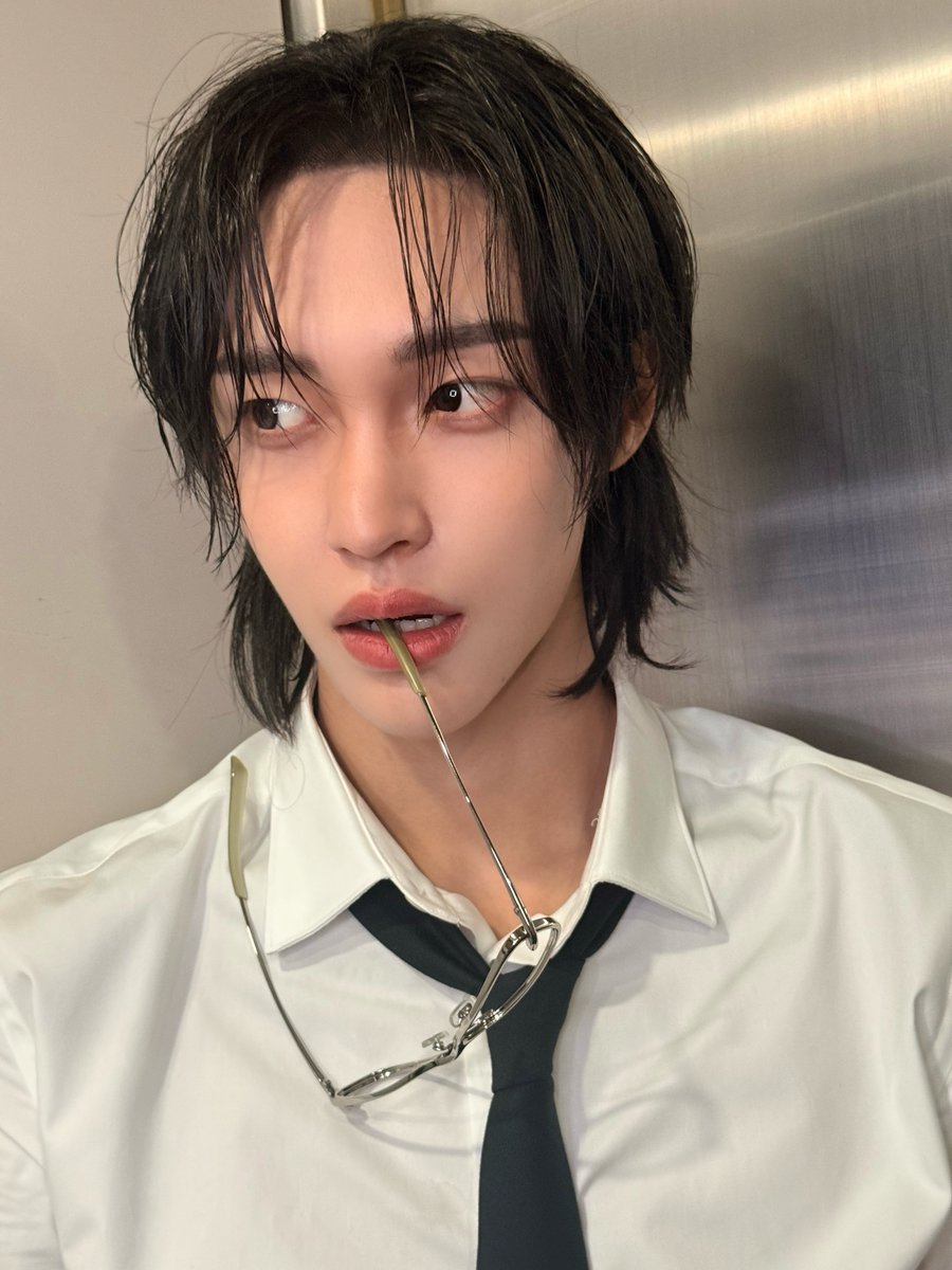 blanchmare's tweet photo. Kaya abis ngapain gitu di gudang kantor https://t.co/665Fozlv47