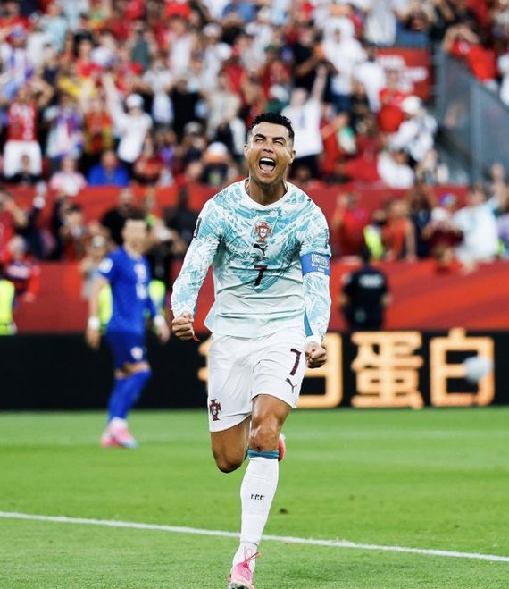aeir99's tweet photo. 🚨🗣 دوم سميث - صحيفة ستاندارد: 

" أنا آسف، لكنني لا أشعر أبدًا بأن كريستيانو رونالدو عندما يحتفل بهدف زميل له فهو يحتفل من أجل الفريق، إنه يحتفل لنفسه فقط، للمباراة الإضافية التي قد تمنحه فرصة لكسر المزيد من الأرقام القياسية." https://t.co/v22R5tHg2x