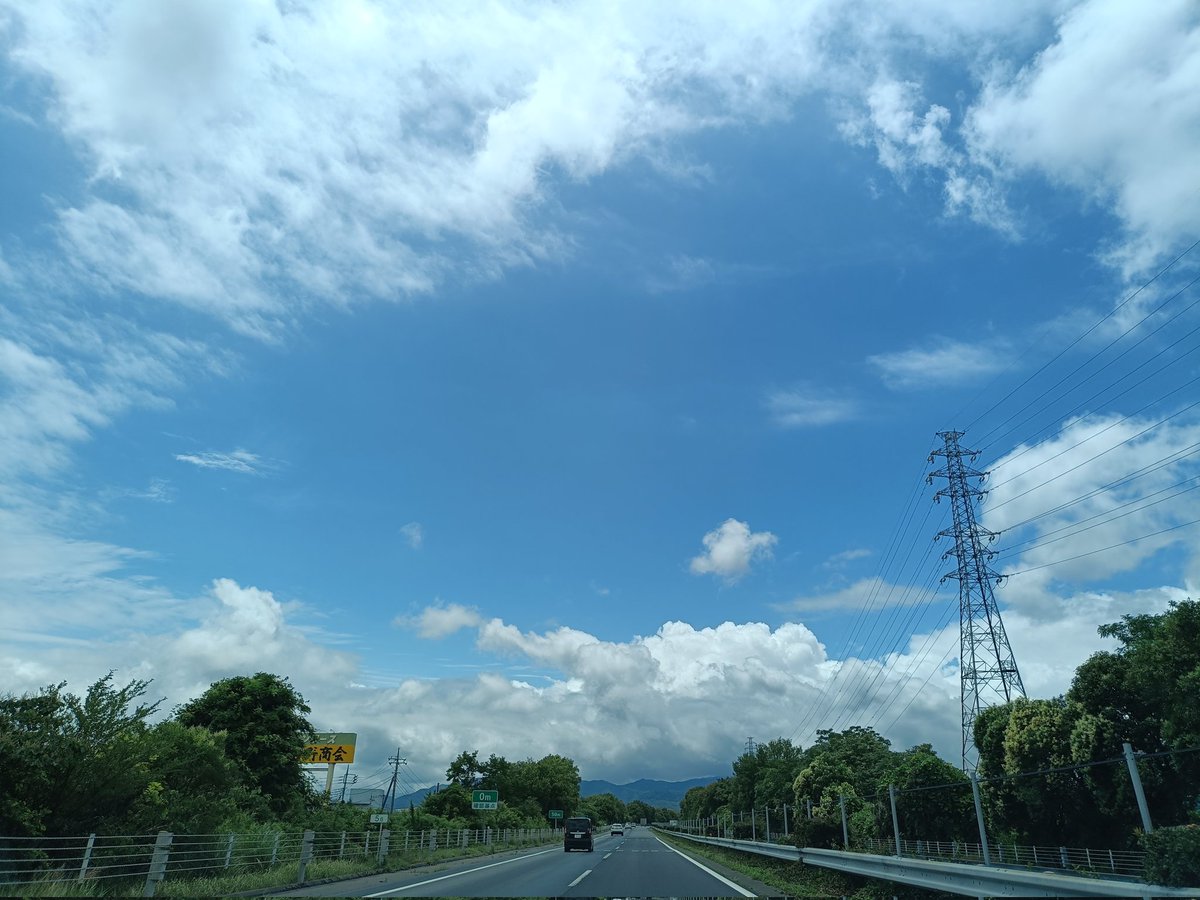 cobayuri's tweet photo. 北軽井沢へ北上中。
この青空を明日明後日に取っておきたいのですが！🙏
#ツーリングマップルノマキャン https://t.co/4njGKvdtby