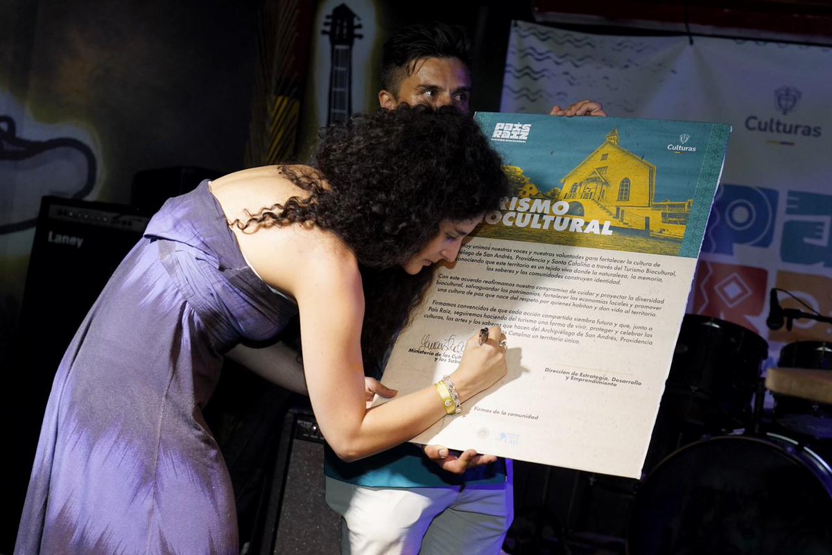mincultura's tweet photo. Para consolidar el turismo biocultural, MinCulturas firmó un Acuerdo de Voluntades en el cierre de #PaísRaíz. 🌿 Aliados, sector público y comunidades se unen para crear oportunidades de bienestar a partir de nuestra identidad y profunda relación con los territorios. https://t.co/MeS322zKop