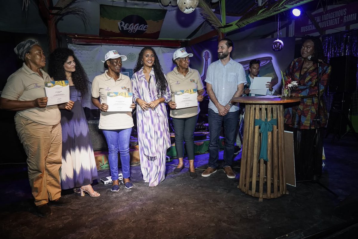 mincultura's tweet photo. Para consolidar el turismo biocultural, MinCulturas firmó un Acuerdo de Voluntades en el cierre de #PaísRaíz. 🌿 Aliados, sector público y comunidades se unen para crear oportunidades de bienestar a partir de nuestra identidad y profunda relación con los territorios. https://t.co/MeS322zKop