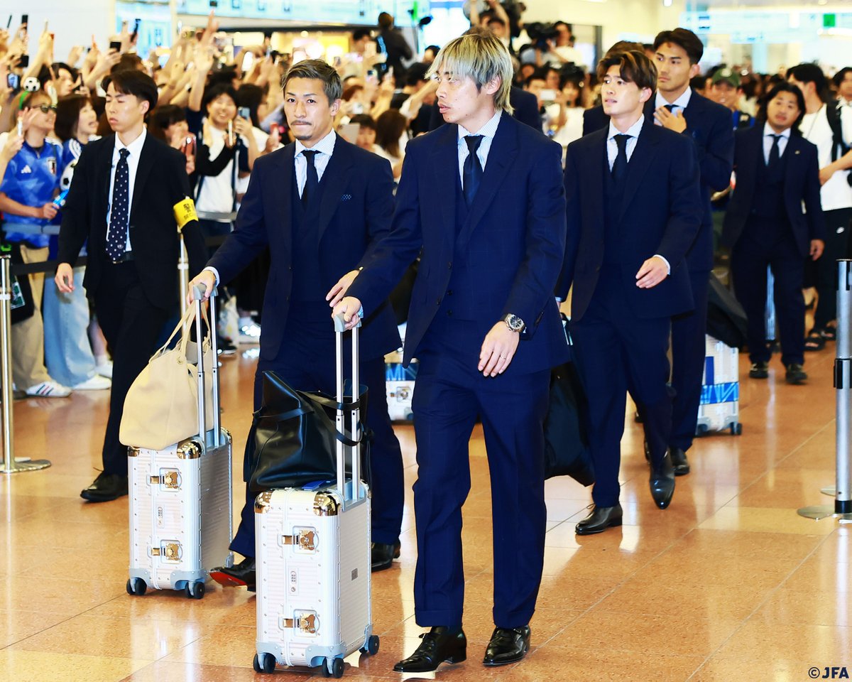 jfa_samuraiblue's tweet photo. 🔹𝗦𝗔𝗠𝗨𝗥𝗔𝗜 𝗕𝗟𝗨𝗘🔹
 
『FIFAワールドカップ2026™』を戦った #SAMURAIBLUE の選手たちが、昨日帰国しました✈️

選手たちはこれからそれぞれの場所で新シーズンを迎え、さらなる成長を誓います。
改めて、たくさんのサポートをありがとうございました！
 
#最高の景色を #サッカー日本代表 https://t.co/niAbCA8YIU