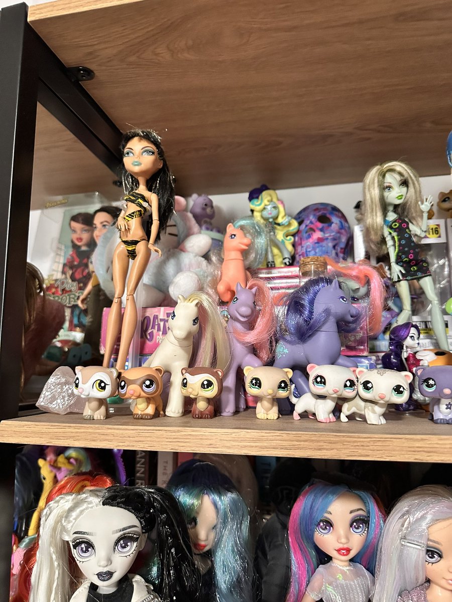 False_skin's tweet photo. Love my shelvesss https://t.co/B7TAJQdfZ3