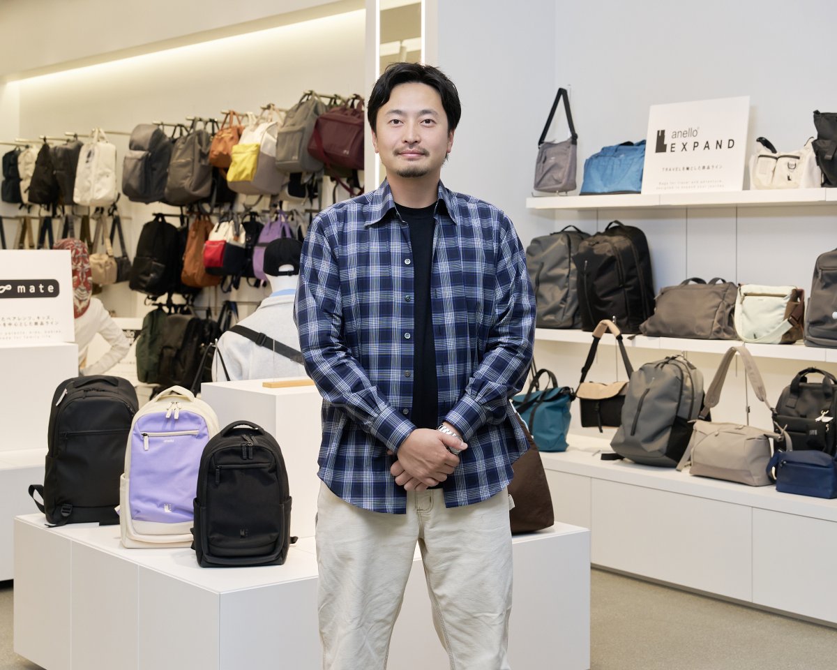 fashionsnap's tweet photo. 「誰も口には出しませんでしたが、アイコン商品であった口金バッグが街中に溢れることで、持つことにマイナスなイメージを持たれるようになっていたことを我々も自覚していました」

一世を風靡したアネロはなぜ低迷し、リブランディングを経てどう変わるのか。
https://t.co/xMnFv3COnO （PR） https://t.co/EwjtrW03Ki