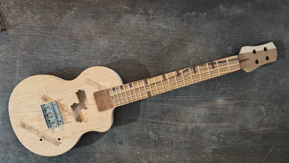 UN_GAITAN's tweet photo. Mini bajo en proceso https://t.co/THhpCbq8Gx
