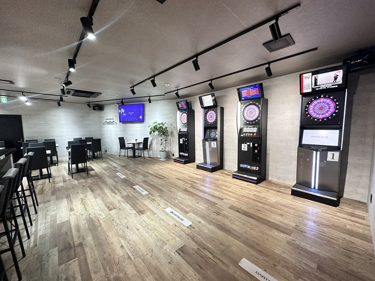 rev_kbc's tweet photo. 本日も11:00よりOPENしております🎯
当店はDARTSLIVE2が2台、DARTSLIVE3が2台設置されています🥰
練習にも対戦にももってこいです💪
おひとり様のご来店でもスタッフが対戦組ませていただきます‼️
皆様のご来店お待ちしております🤝 https://t.co/Q5mBritwTF