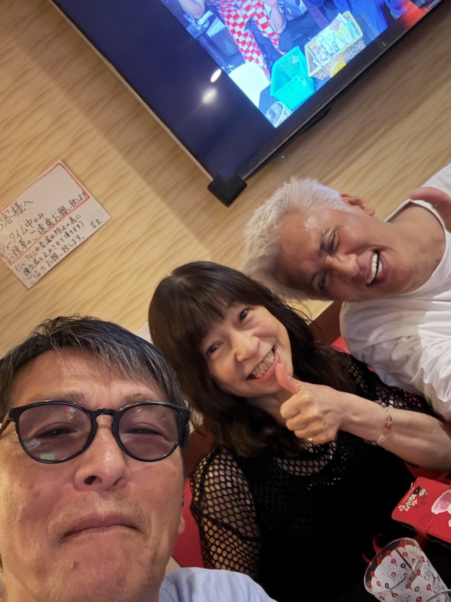 melmo515's tweet photo. 知り合ったのは木村一八16歳、
私23歳　40年前の事

赤坂おるで！突然の電話、
本当に嬉しかった

しかも　まさかの　
憧れだった仁さんと一緒。

ノーブルビル
エレベーター前の踊り場では
43年前にお世話になりまくった
某芸能事務所の会長さんに
偶然会えて、、

仁さん、一八、某会長　3人とも
昆で知り合ってるという共通点✨

私と同じ誕生日の　ゆうちゃんとは
つい最近　母の話しをしてて
（黙っててごめんね🙏）

投稿観て堪らず駆けつけました　
と

これからの参考になった　と。

当初、公表するつもり無かったのですが
母の事を問われる度、
嘘ついたり誤魔化したり
余りの心苦しさに

49日に　と　決め　
昨日お伝えしたのです。

そう言えば、、
一八は私の披露宴で母と会ってる、、

ふと思い出しました

昨日は　そんな日でした。