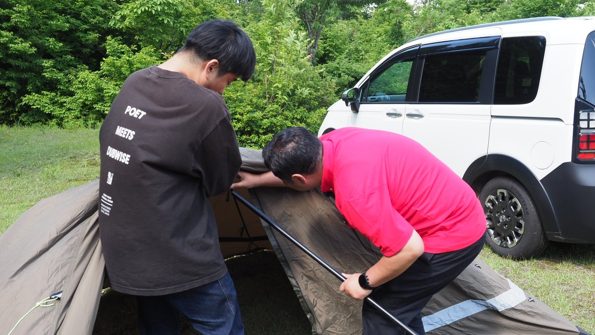laidbackbsn's tweet photo. 続いてディレクターの1ポールテント
YOKAの「YOKA TIPI」。
四隅をペグダウンしたらポールを立てるだけ。
経年劣化でポールが折れてしまうも代用ポールで。コットを組み上げ完成。

#BSNラジオ #レイドバックライフ #旅するテント #ホンダカーズ新潟県央 #honda
#山古志 #古志キャンプ場 #あまやちの湯 https://t.co/DcORXJx301