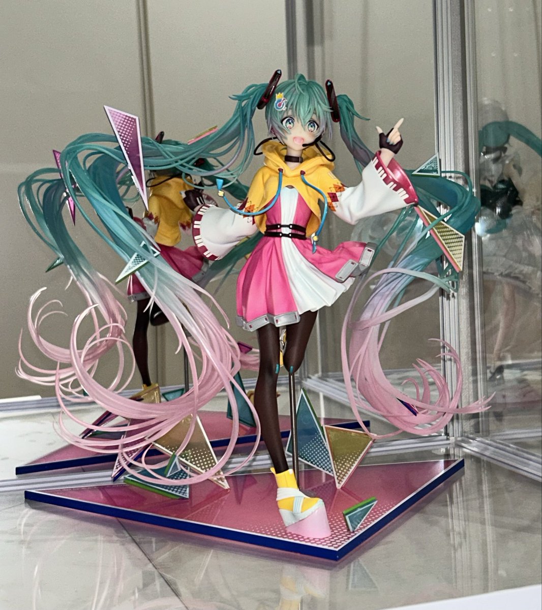 sibattini's tweet photo. あかもく先生イラストのミクのフィギュアが届いたー
カラフルでめっちゃカワイイ！

ツインテの組み立てめっちゃ神経使った
過去に別のフィギュアでやらかした記憶が…
あと支柱が3本ついてたけど、どこに使うのかよう分からんw
シブスクのHP見てもそれらしき情報なくて困る https://t.co/WoeGoUXrZ2