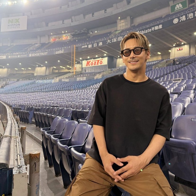 jsbjunjun's tweet photo. 最近の直己さんは前に比べて表情が豊かになった気がする😊
以前のライブで目があったら笑顔で返すって感じやったけど最近の直己さんは目があったら指差しするって言うオタク心がわかってらっしゃる💜
スタジアムでも目があった子全てに指差しお願いします👍 https://t.co/gjLn5vXKzy