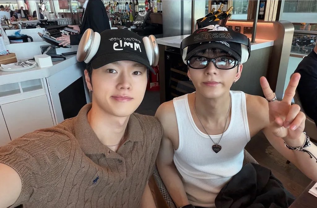 parkchihwon's tweet photo. HALLOOO aku mau coba nyari #moots sekalian #tangkapvillains! Aku mulfand abis tp akhir-akhir ini sangat hype xdiz! Aku juga suka jbjb (kalo ga sibuk). ++aku multishipper abis jd homophobic dni!!
retweets and likes are appreciated ❤❤❤❤❤❤❤❤❤ #semogagakflop https://t.co/o6pifddQfS