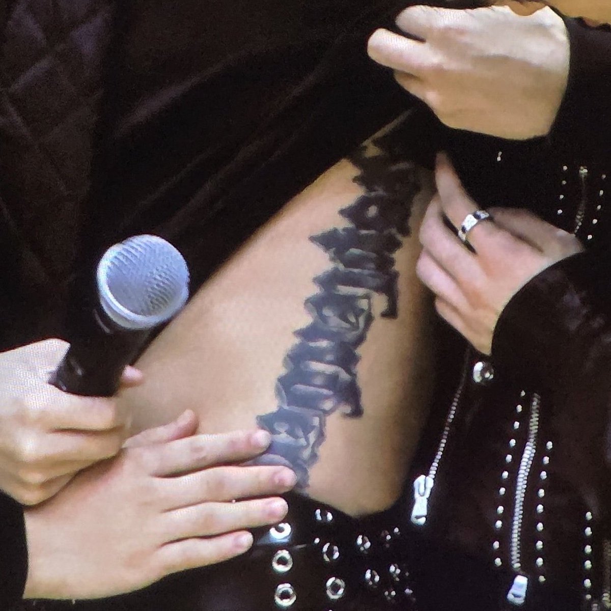 PLENAINSOLITAE's tweet photo. i love when they touch it but i love even more when they trace it with their tongue https://t.co/j7JOywA0SA