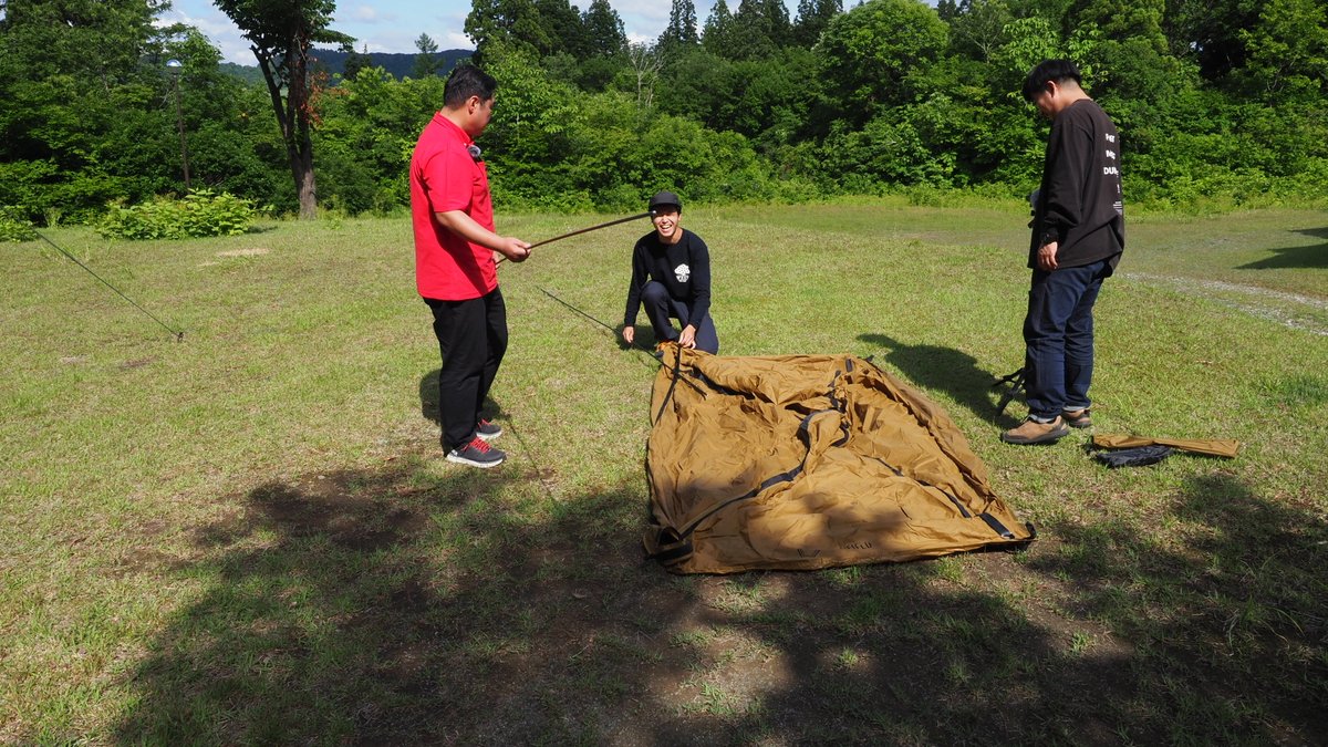 laidbackbsn's tweet photo. 最後は遼平さんのHILLS FIELDのドームテント。
グランドシート、インナー、フライが全て一体。
ポールを通してペグダウンだけという簡単設営で風にも強く、居住性も十分。

#BSNラジオ #レイドバックライフ #旅するテント #ホンダカーズ新潟県央 #honda
#山古志 #古志キャンプ場 #あまやちの湯 https://t.co/HIv4ul3N9i