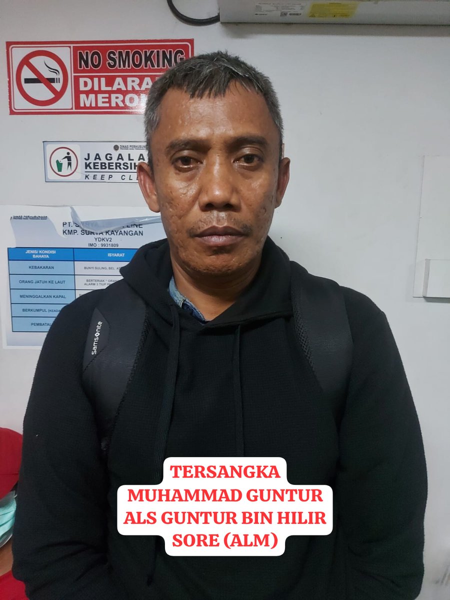 ruhulanakgaul's tweet photo. Bareskrim baru bongkar modus penyelundupan sabu yang bikin gw menghela napas panjang 😔 dua kurir bawa 500 GRAM SABU dari Pekanbaru ke Sumbawa dengan cara... dimasukin ke DALAM PERUT lewat ANUS 💀 iya, lo baca ga salah. Simak 🧵👇

28 Juni 2026, jam 08.45 pagi di Terminal Kedatangan 2E Bandara Soekarno-Hatta. Tim Subdit IV Bareskrim (dapet info dari aset dari sebulan sebelumnya) ciduk 2 penumpang transit dari Pekanbaru yang mau ke Lombok:

→ MUSA BIN BOLANG (47, Sumbawa, tinggal di Batam)
→ MUHAMMAD GUNTUR (44, temen Musa)

Pas diinterogasi, keduanya ngaku bawa sabu... di DALAM PERUTNYA. dimasukin lewat anus masing-masing 4 kapsul plastik = 250 gram per orang = 500 gram total 🥲

Tim langsung bawa keduanya ke RS EMC Tangerang buat XRAY + prosedur pengeluaran barang. Dan yes, hasilnya sesuai — 4 bungkus kapsul dari perut Musa, 4 bungkus dari perut Guntur ✅

Ini istilahnya "body packing" — modus lama yang dipake kartel di berbagai negara. RISKY BANGET buat pembawanya karena:
→ kalo satu kapsul BOCOR di dalam perut = OVERDOSIS INSTAN, mati dalam hitungan menit ☠️
→ kalo mampet di usus = harus operasi darurat
→ jam ketat: barang harus dikeluarin dalam <24 jam sebelum tubuh mulai nyerap plastik

Dan ini yang bikin sedih: mereka dibayar Rp 10 JUTA per 100 gram. Musa dapet total ~Rp 25 juta, Guntur dapet Rp 10 juta DP. buat naruh benda asing di dalam perut & taruhannya nyawa. mathematics-nya ngenes 🥲

Catatan penting dari Bareskrim di laporan: modus ini bisa lolos di Bandara Pekanbaru karena BELUM PUNYA X-RAY TRANSMISI (Body Scanner) 🚨 X-Ray biasa cuma ngedeteksi barang di luar tubuh — buat body packing perlu scanner khusus yang bisa "tembus" tubuh. bandara-bandara Indonesia perlu upgrade equipment ASAP biar modus baru ini bisa dicegah dari awal.

Tim lanjut Controlled Delivery ke Sumbawa Barat, sampe jam 23.30 WITA. bertemu ISNAINI alias PP BARA (penjual di Sumbawa) yang udah nunggu barang — langsung diciduk juga. bahkan Isnaini sempat kirim Rp 5 juta ke Musa buat "bantu beli tiket pesawat" karena mereka ketinggalan pesawat 💀 real-time koordinasi.

Struktur jaringan yang kebongkar:
SOFIAN als PIAN (Pulau Rupat, penyedia — DPO 🏃)
→ JON als MEX (koordinator/pemesan — DPO 🏃)
→ MUSA & GUNTUR (kurir body packing ✋)
→ ISNAINI/PP BARA (penjual Sumbawa ✋)

Business model-nya: Isnaini nyetor Rp 65 JUTA/100 gr ke Jon. Musa dapet upah Rp 10 juta/100 gr buat "layanan pengiriman lewat perut". margin buat Jon: Lumayan gede 💰

Skala kasus: 500 gram sabu, nilai ~Rp 900 JUTA, potensi 2.500 jiwa terselamatkan. dan ini baru pengiriman ke-2 mereka — yang pertama (Mei 2026) sukses masuk Sumbawa 🚨

Reminder yang berat:
1. Body packing = judi nyawa untuk uang recehan. Satu kapsul bocor = mati. Dan ini sering terjadi di berbagai negara 💀
2. Modus baru selalu muncul — Bandara yang ga upgrade equipment jadi celah. Laporan ini bahkan secara eksplisit minta pihak bandara siapkan Body Scanner
3. Yang paling dieksploitasi selalu yang paling kepepet — Musa & Guntur bukan bos, mereka pion yang risiko nyawanya paling gede tapi upahnya paling receh

Salut sama tim Subdit IV Bareskrim yang jeli baca info intel + petugas bandara Soeta yang cekatan. Dan salut juga karena berani nyebut ke publik bahwa Bandara Pekanbaru masih perlu upgrade — Itu kritik internal yang konstruktif buat sistem keamanan negara 🫡

For anyone reading — kalau lo dipepet ekonomi & ditawarin "kerja mudah, bayaran gede, cuma bawa barang doang" — think TWICE! Nyawa lo ga bisa diganti sama berapapun uang yang dijanjiin.

Stay safe guys!