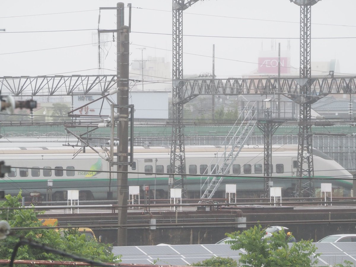 MuD8m's tweet photo. 7月3日撮影

新潟車両ベース(解体線)にE3系L65編成(銀つば)が入ってました。

一部編成は床下カバーが外されてました。

さよなら銀つば。 https://t.co/asV6tdDwV8
