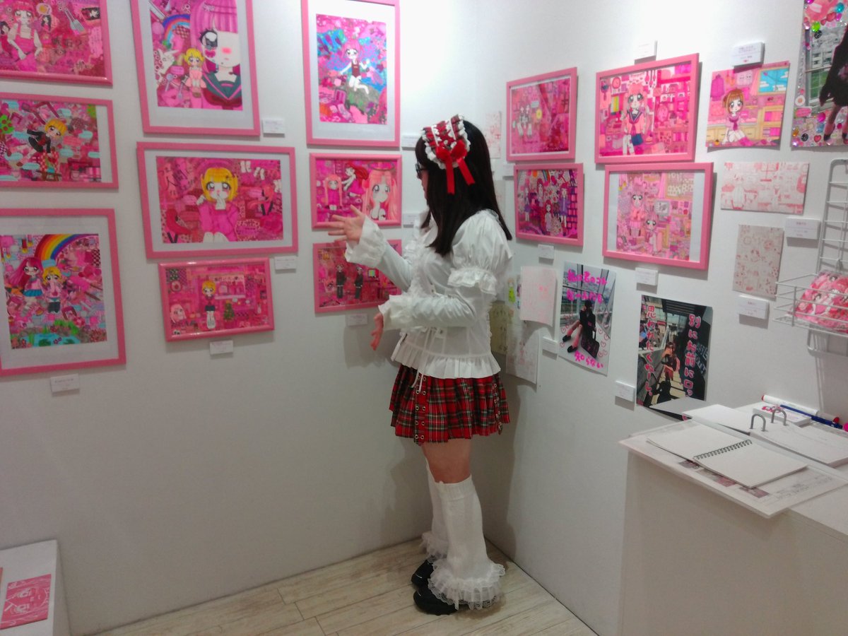 Cyanparu's tweet photo. 自分が描く女の子可愛いと思ってたけど描いてる私のことを全く知らない人が見たら結構怖いかもって思った！目真っ黒だし人物に動きがないし大体真顔だし😱
ちなみに私は自分の絵が好きすぎて自分の絵と写っている写真がいっぱいあるよ https://t.co/2UVV49Jgqg