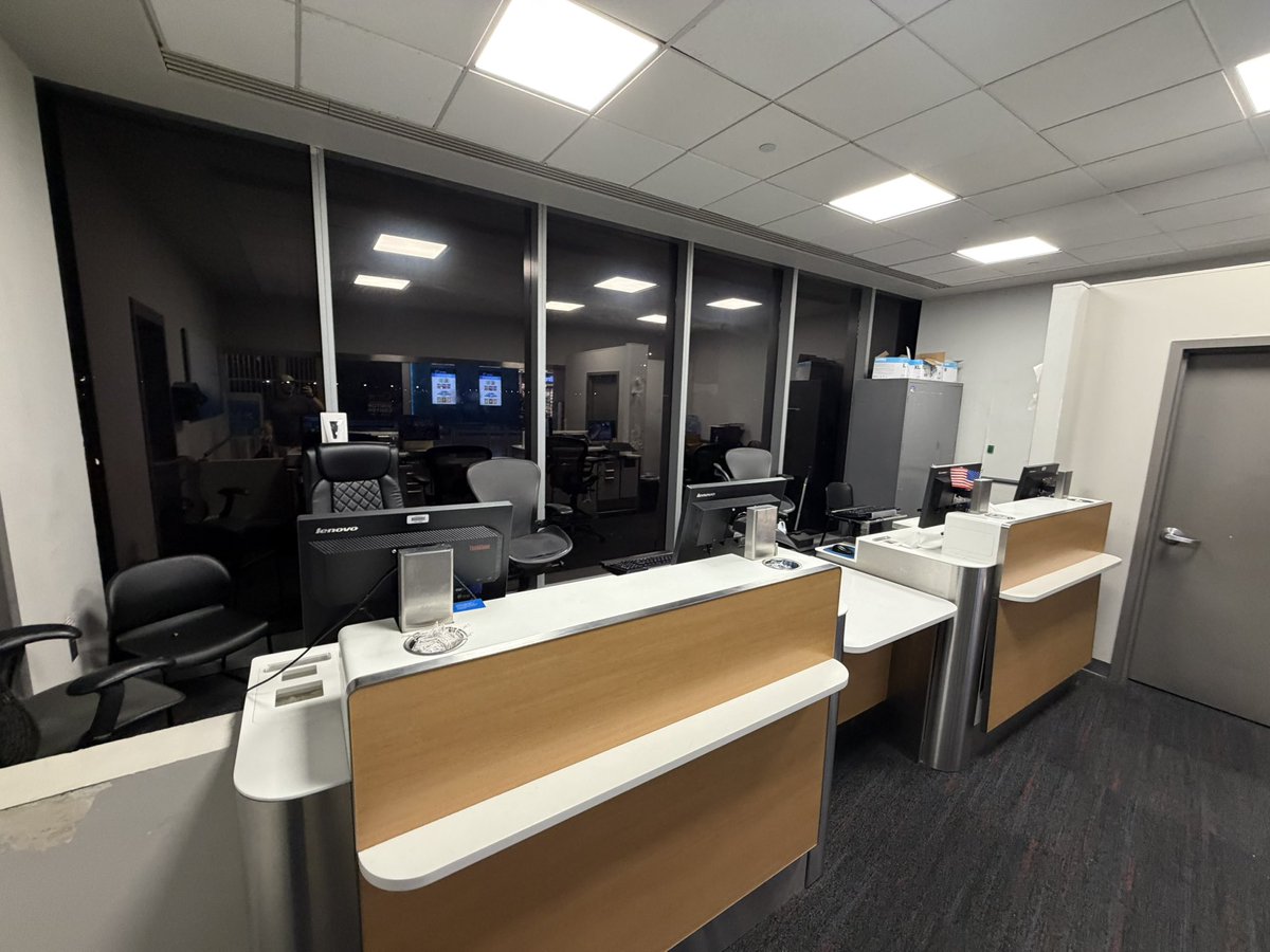 bigpeteweber's tweet photo. Quite the service desk you guys have @AmericanAir nobody to assist when your flight was delayed and I missed my connection https://t.co/P2exjoXeeb