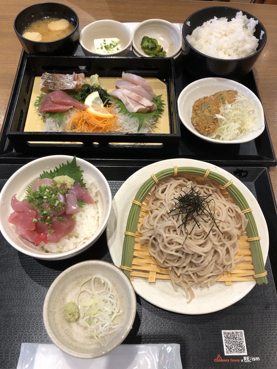 JlRu610's tweet photo. 市場鮮魚小丼と信州そば

刺身定食 白身磯部フライ付き

豊洲市場さかな酒場　魚星
#本日のランチ 
#本日のおのぼりさん https://t.co/roePIoAMBE