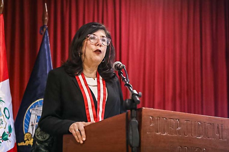 elorwelliano's tweet photo. ¡IGNORANCIA INSULTANTE!
🚨Juristas exigen que Junta Nacional de Justicia remueva de su cargo a presidente del Poder Judicial por ignorancia en sus funciones.

Este pedido sucede luego de que Janet Tello pidiera a la virtual presidente Keiko Fujimori derogar las “leyes pro crimen” invadiendo funciones del Congreso. Según ella, impiden la incautación de dinero y bienes ilícitos y habría provocado la pérdida de 50 millones de dólares para el Estado solo en 2025.

La petición, realizada durante una intervención oficial, ha desatado una ola de críticas en redes sociales porque viola el principio de separación de poderes: solo el Congreso de la República tiene la facultad exclusiva de dar, modificar o derogar leyes, no la Presidenta de la República ni mucho menos la titular del Poder Judicial.