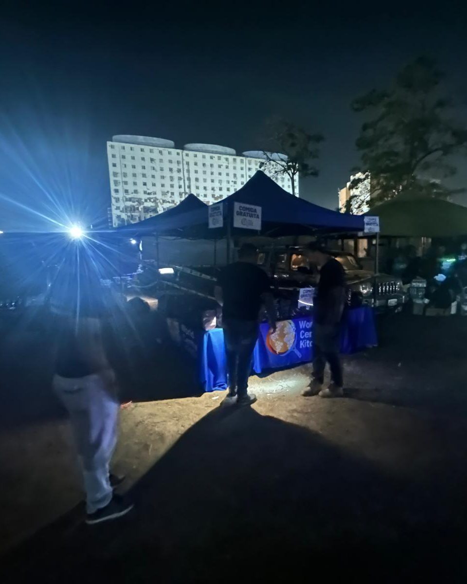 WCKitchen's tweet photo. In Venezuela, the search for survivors never stops—day or night. As rescue crews work through the darkness, WCK teams are right there with them, serving hot meals late into the night to make sure no one runs out of the energy they need to keep going. Every meal we serve is fuel for the people who refuse to give up. #ChefsForVenezuela #FoodIsLife

En Venezuela, la búsqueda de sobrevivientes no se detiene—ni de día ni de noche. Mientras los rescatistas trabajan en la oscuridad, los equipos de WCK están ahí con ellos, sirviendo comidas calientes hasta altas horas de la noche para asegurarnos de que nadie se quede sin la energía que necesita para seguir adelante.
Cada comida que servimos es combustible para quienes se niegan a rendirse. #ChefsForVenezuela #FoodIsLife