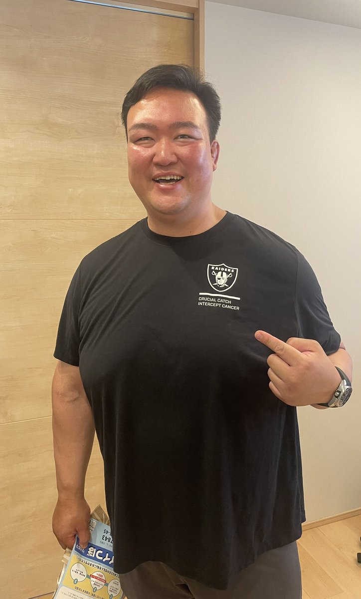 tk323mr's tweet photo. 二所ノ関部屋　稽古見学　名古屋宿舎

本日7月3日　40歳の誕生日を迎えた
二所ノ関親方(第72代横綱稀勢の里)
お誕生日おめでとうございます🎂
無事にプレゼント🎁お渡しできました！

親方が着ているシャツは先日大阪宿舎を訪問されたNFLレイダース松澤寛政選手からのプレゼント🎁だそうです！ https://t.co/5Ljf1sG5sD