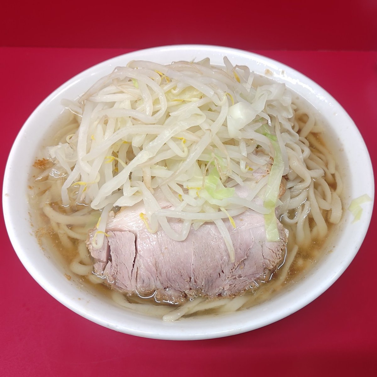 humbler_tw's tweet photo. 07/03(金)
ラーメン二郎 神田神保町店

軽やかでありつつ旨味爆発の朝イチスープ。
久々に柔の特権『一塁側のファスロ』でゆっくり堪能。
最高に美味しかった！！ https://t.co/31ZHonCtvI